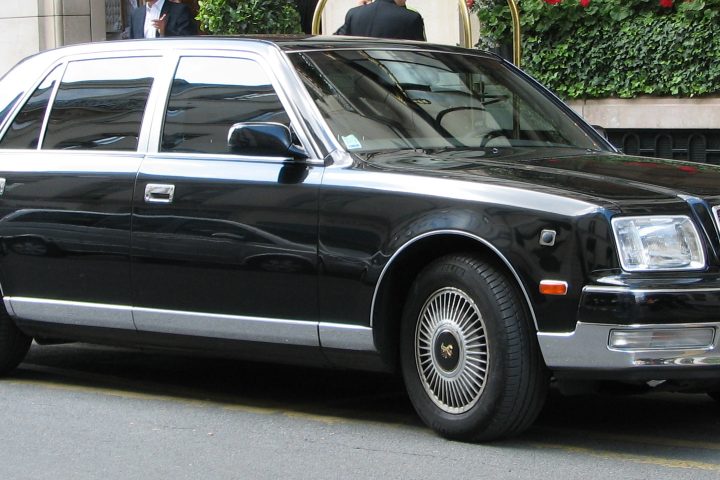 Toyota_Century,_Paris,_France
